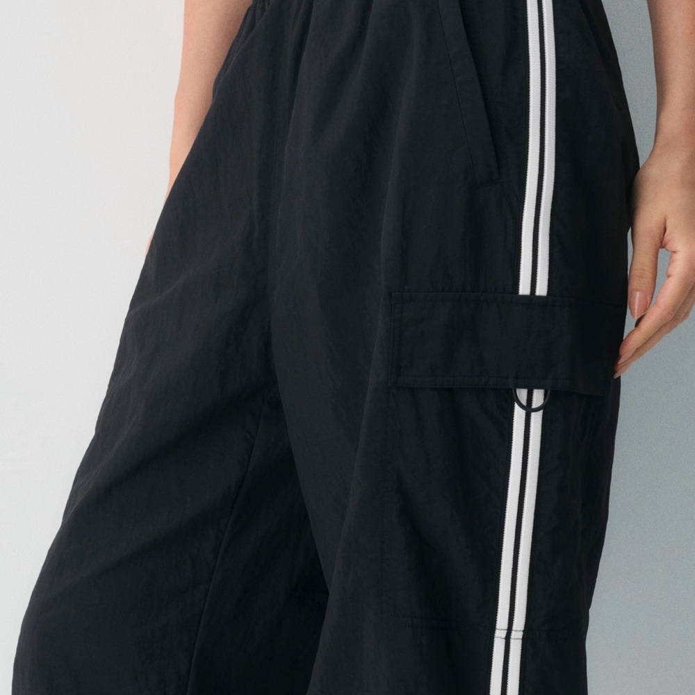Aritzia TNA black cargo pants. NWT. Size XS - Picture 3 of 3